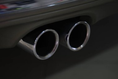 Spor arabanın metal egzoz borusuna yakın çekim