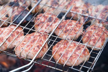 Kablo rafında kızarmış et pirzolalarının yakınlaştırılması