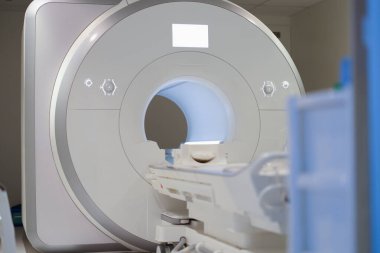 Klinik arka planında duran modern manyetik rezonans görüntüleme makinesi