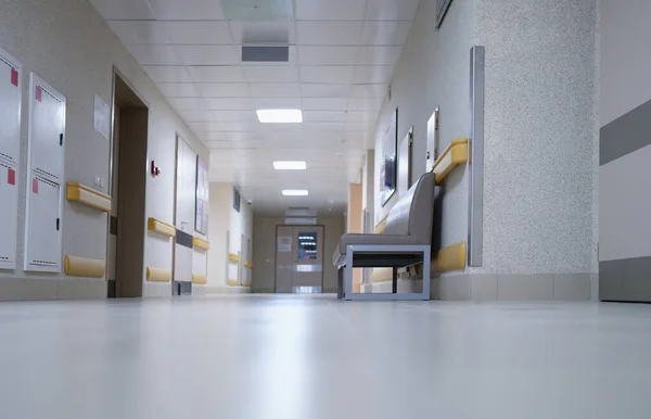 为病人提供舒适的长椅的现代化宽敞的医院走廊 — 图库照片