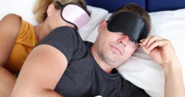 Uyku maskeli genç bir adam uyandı ve 4K kadın filmine şaşırdı.