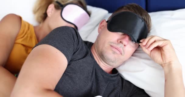 Aufwachen junger Mann in Schlafmaske schaut überrascht auf Frau 4k Film — Stockvideo