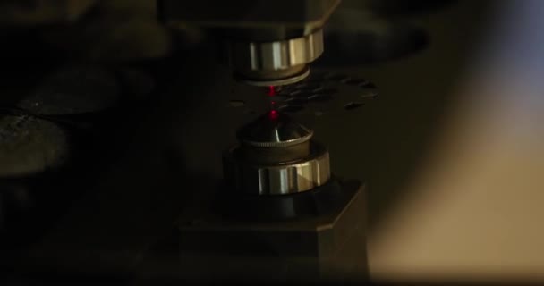 Lasermachine snijdende metalen plaat met heldere vonken 4k film — Stockvideo