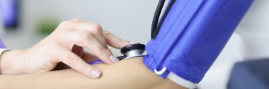 Doktor kan basıncını ölçmek için omuz ölçümü yapıyor.