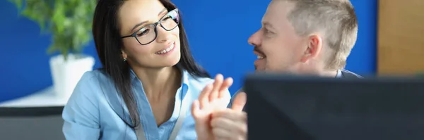 Hombre y mujer de negocios que se comunican en el escritorio en la oficina — Foto de Stock