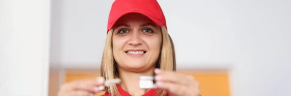 Woman seller holding keyhole and lock core — Stock Photo, Image