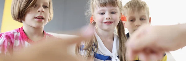 Enfants et parents jouent à des jeux de société à la maison — Photo