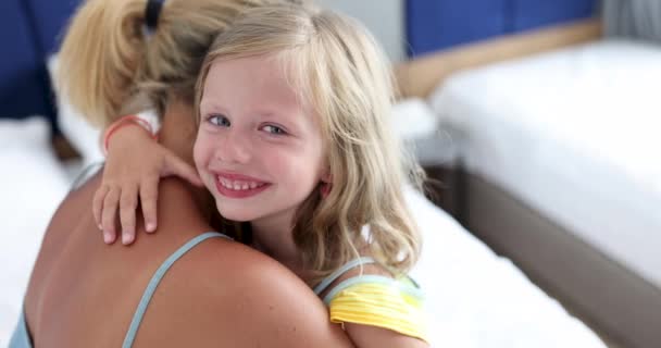 Niña abrazando madre en casa 4k película — Vídeos de Stock
