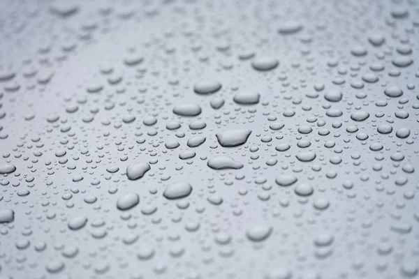 Regendruppels op glazen auto voor textuur en achtergrond — Stockfoto