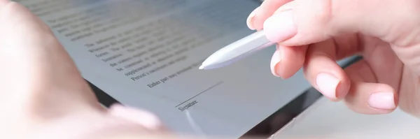 Женщина держит стилус и ставит электронную подпись в контракте на планшет — стоковое фото