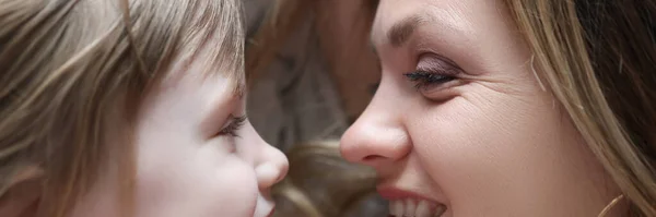 Felice mamma e figlia si trovano sul cuscino e si guardano l'un l'altro — Foto Stock