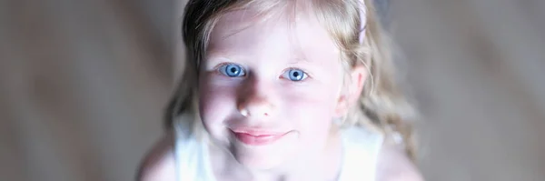 Porträt eines kleinen süßen Mädchens mit rosa Rand — Stockfoto