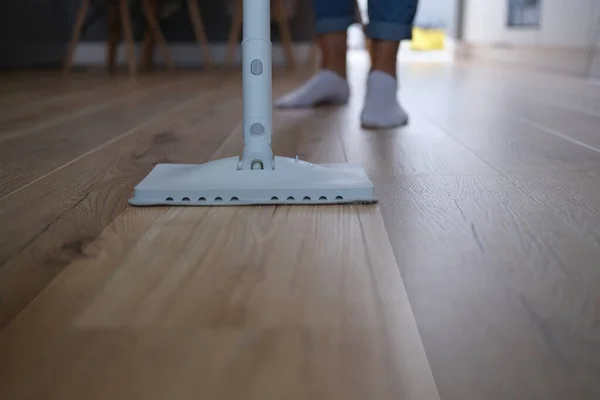 Casalinga lavare pavimento con spazzola a vapore a casa primo piano — Foto Stock