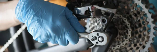 Reparador fijación rueda de bicicleta utilizando herramientas de metal primer plano — Foto de Stock