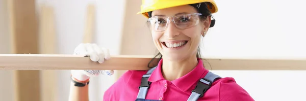 Retrato de jovem mulher sorridente construtor carpinteiro — Fotografia de Stock