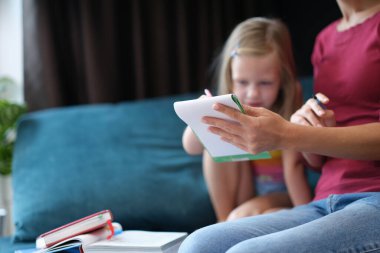 Sevecen bir kadın ve küçük tatlı bir anaokulu kızı çizime katılıyor.