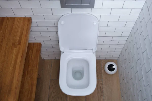 Branco banheiro cerâmico aberto no banheiro. Escolha de encanamento no conceito de banheiro — Fotografia de Stock