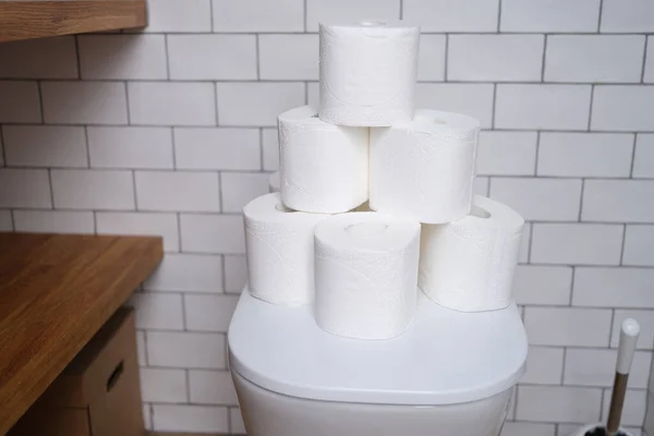 Pila de soportes de papel higiénico en inodoro blanco en primer plano baño — Foto de Stock