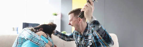 Hombre enojado le grita a su esposa e hijo sosteniendo el cinturón en su mano —  Fotos de Stock