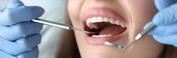 Стоматолог проводит медицинское обследование зубов пациентов — стоковое фото