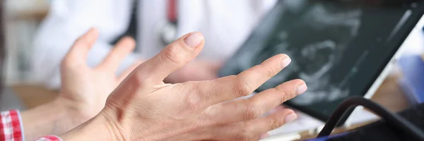 Gynecologist demonstrates embryo ultrasound scan to woman on tablet screen — Stock Photo, Image