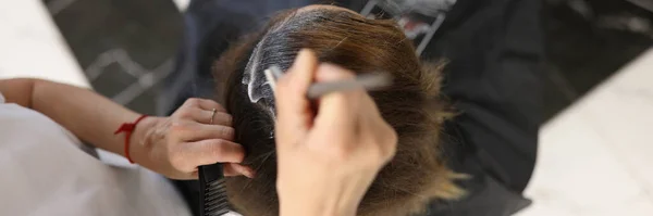 Κομμωτήριο βαφή μαλλιών σε γυναίκα με βούρτσα στο σαλόνι ομορφιάς πάνω όψη — Φωτογραφία Αρχείου