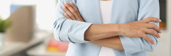 Woman in business blue suit standing with her arms crossed closeup — Stock Photo, Image