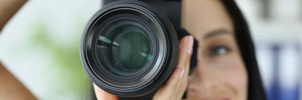 Jovem mulher sorrindo tirar fotos em preto profissional câmera closeup — Fotografia de Stock