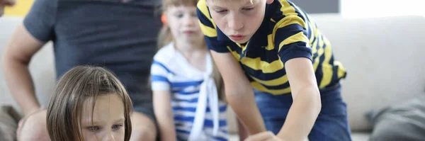 Hombre con niños juega juegos de mesa en casa. —  Fotos de Stock