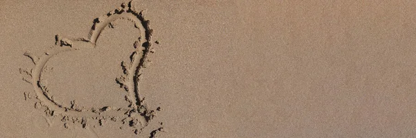 Herz wird auf nassem Sand am Strand gezeichnet — Stockfoto