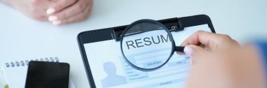 İK yöneticisi iş için aday özgeçmişini inceliyor