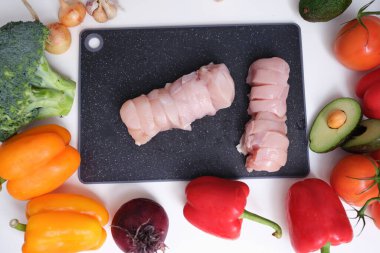 Taze kesilmiş et ve sebzeler yakın planda.