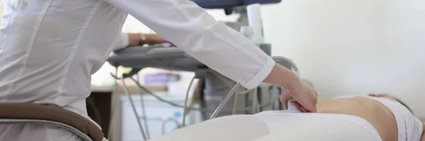 医師は女性の患者に骨盤器官の超音波検査を行うクローズアップ — ストック写真