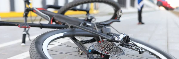 Hombre cayendo de la bicicleta en el primer plano de la carretera — Foto de Stock