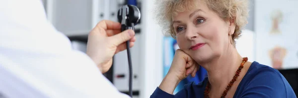 Врач-терапевт измеряет артериальное давление пожилой женщины — стоковое фото