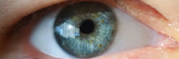 Male pupil is blue with overhanging eyelid — Stock Photo, Image