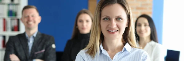 Retrato de una mujer de negocios segura detrás del equipo de negocios — Foto de Stock