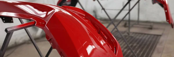 Rode plastic auto bumper drogen na herschilderen in spuitcabine — Stockfoto