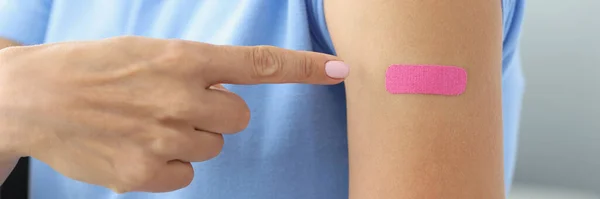 Ροζ σοβάς στον ώμο της γυναίκας μετά τη λήψη του εμβολίου — Φωτογραφία Αρχείου