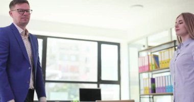 Mutlu şirket çalışanları ofis yavaş çekim takım adayı seçerken kameraya işaret ediyor. Başarılı şirket liderleri iş yerinde iş arkadaşları tutarlar.