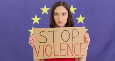 Genç bir kadın Avrupa Birliği bayrağına 