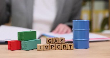 Parlak renkli bloklar gaz ithalatını yazarken, bir birey çağdaş bir ofiste notlar alıyor. Fikirler akarken ve kavramlar canlandıkça atmosfer verimli hissettiriyor..