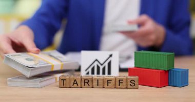 Renkli engeller ticaret mallarını temsil ederken, gümrük vergileri ekonomik kararları etkilerken tartışmalar da alevleniyor. Ticaret dinamiklerini ve ekonomiyi anlamak için yaratıcı bir yaklaşım.