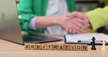 Önemli tartışmalar yapılırken el sıkışarak dinamik bir hakemlik ortamı ortaya çıkıyor. Mektuplarda, arabuluculuğun hareketli atmosferini vurgulayan tahkim yazıları yer alıyor.