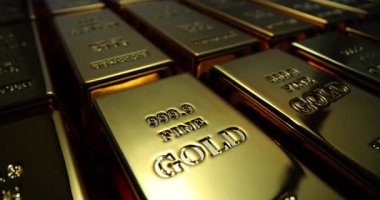 Ağır altın külçeleri güvenli banka kasasında mükemmel sıralarda duruyor. İşaretli külçelerin cilalanmış yüzeyleri yapay ışık altında ışıldıyor.