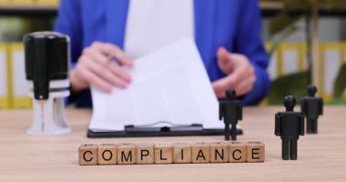 Görseller işe uyum sürecini gözler önüne seriyor. Bir el notlar yazarken, küçük rakamlar ticaretin araçları arasında takım çalışmasını ve sorumluluğu sembolize ediyor.