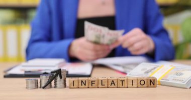 Masada finansman ayarlarken bir kişi dikkatle parayı idare eder. Bütçeleri yönetiyorlar ve enflasyonun paraları üzerindeki etkisini analiz ediyorlar. Pratik para yönetimi ipuçlarına odaklan.