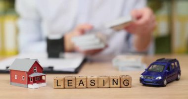 Kiralama seçenekleri vurgulanırken, odaklanmış eller belgeleri ve model arabaları sınıflandırıyor. Kiralama kararlarında netlik, evler ve araçlar için akıllıca finansal tercihlere yol açabilir.