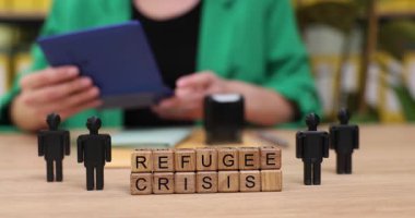 İnsanlar, yaratıcı engeller ve düşünceli diyaloglar kullanarak acil mülteci krizi meselesini tartışmak için bir araya geliyorlar. Kurulum bir topluluk ve farkındalık duygusunu teşvik ediyor..