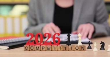 Katılımcılar 2026 'daki satranç yarışmasına hevesle hazırlanıyorlar. Odaklanmış zihinler ve dikkatli hareketler, birbirlerine karşı enerjik bir şekilde strateji kurarak bağlılıklarını gösteriyor..